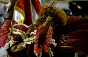 A porta-bandeira do Salgueiro durante desfile na Sapuca&iacute;, no dia 8 de fevereiro de 2016