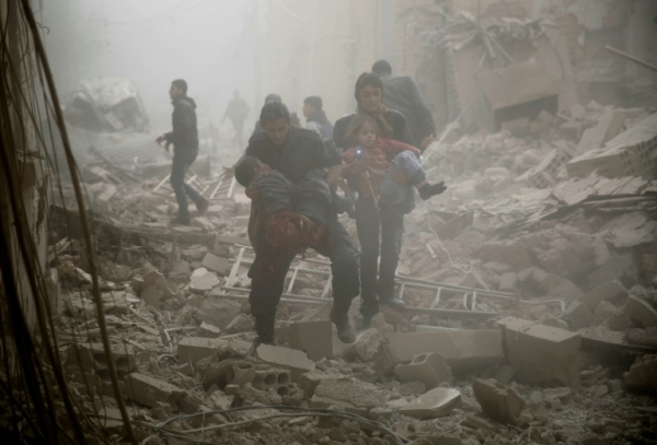 S&iacute;rios evacuam v&iacute;timas dos ataques a&eacute;reos contra Duma