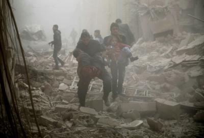 S&iacute;rios evacuam v&iacute;timas dos ataques a&eacute;reos contra Duma