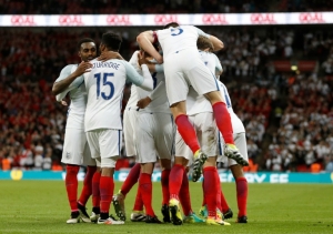 Jogadores da Inglaterra comemoram gol durante partida contra Portugal, em Londres, no dia 2 de junho de 2016