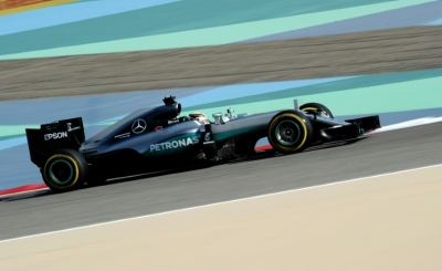Hamilton na pista no circuito de Sakhir, em 2 de abril, em Manama, no Bahrein