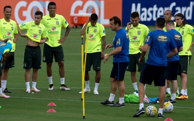 Jogadores da sele&ccedil;&atilde;o brasileira participam de treino na Granja Comary, em Teres&oacute;polis, no dia 22 de mar&ccedil;o de 2016