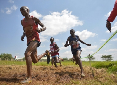 Atletas quenianos participam de competi&ccedil;&atilde;o, em Nair&oacute;bi, no dia 13 de fevereiro de 2016