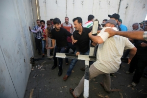 Manifestantes favor&aacute;veis ao cl&eacute;rigo Moqtada al-Sadr tentam entrar na Zona Verde, em Bagd&aacute;, no dia 20 de maio de 2016