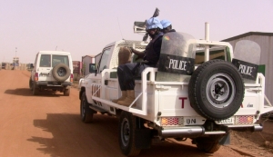 (18 mai) Policiais do Mali acompanham uma miss&atilde;o da ONU em Gao