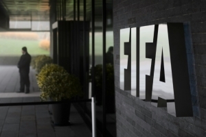 Entrada da sede da Fifa, em Zurique In a dramatic widening of the FIFA corruption scandal, Swiss police arrested two more top football officials in a dawn raid today on suspicion that they accepted millions of dollars in bribes.