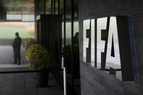 Entrada da sede da Fifa, em Zurique In a dramatic widening of the FIFA corruption scandal, Swiss police arrested two more top football officials in a dawn raid today on suspicion that they accepted millions of dollars in bribes.