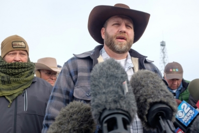 Ammon Bundy, porta-voz dos milicianos que ocupam o parque Malheur National Wildlife Refuge, fala com rep&oacute;rteres, em Burns, Oregon, no dia 4 de janeiro de 2016