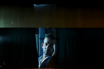 Um migrante cubano &eacute; visto em um &ocirc;nibus em San Luis Talpa, El Salvador, no dia 12 de janeiro de 2016