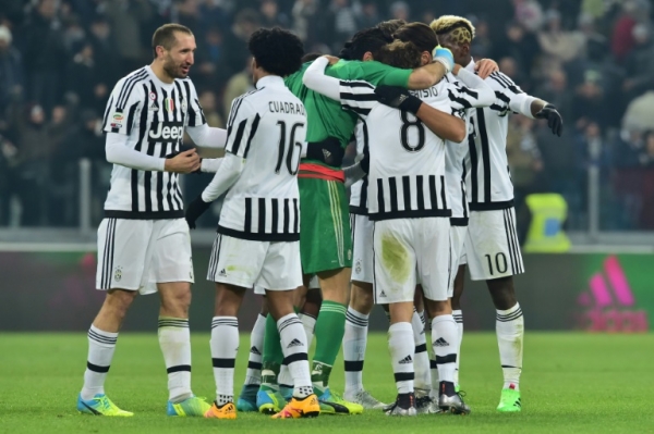 (Arquivo) Jogadores da Juventus comemoram gol durante partida contra a Roma, em Turim, no dia 24 de janeiro de 2016