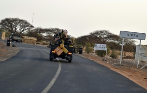 (Arquivo) Soldados patrulham Diffa, N&iacute;ger, no dia 25 de maio de 2015