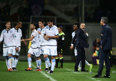 Jogadores da Lazio comemoram gol durante partida contra a Fiorentina, em Floren&ccedil;a, no dia 9 de maio de 2015