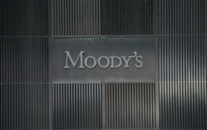 A ag&ecirc;ncia de classifica&ccedil;&atilde;o financeira Moody's rebaixou nesta quarta-feira a d&iacute;vida soberana do Brasil em dois n&iacute;veis, at&eacute; a categoria especulativa, de Baa3 a Ba2, em um cen&aacute;rio de profunda recess&atilde;o e crise pol&iacute;tica