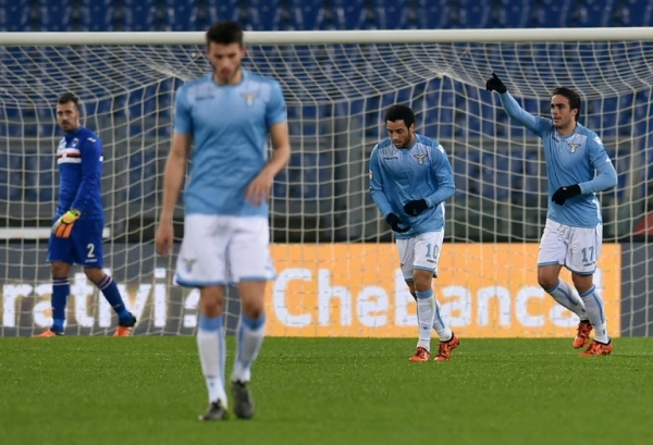 Jogadores da Lazio comemoram gol durante partida contra o Sampdoria, em Roma, no dia 14 de dezembro de 2015