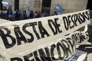 Manifestantes protestam contra demiss&otilde;es, em Buenos Aires, no dia 31 de mar&ccedil;o de 2016