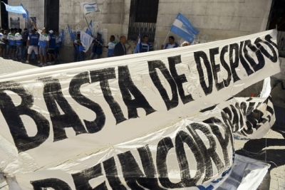 Manifestantes protestam contra demiss&otilde;es, em Buenos Aires, no dia 31 de mar&ccedil;o de 2016
