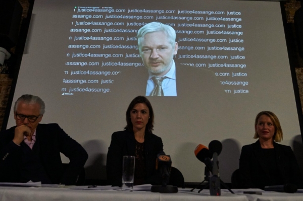 Assange participa pela internet de uma entrevista coletiva no centro de Londres