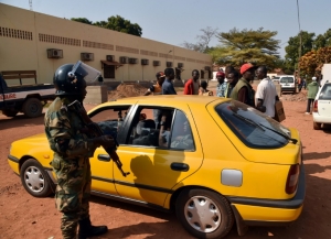 (2 jan) Policial vigia um centro de apura&ccedil;&atilde;o em Bangui