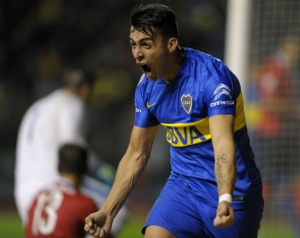 O argentino Cristian Pab&oacute;n comemora um gol do Boca Juniors contra o paraguaio Cerro Porte&ntilde;o