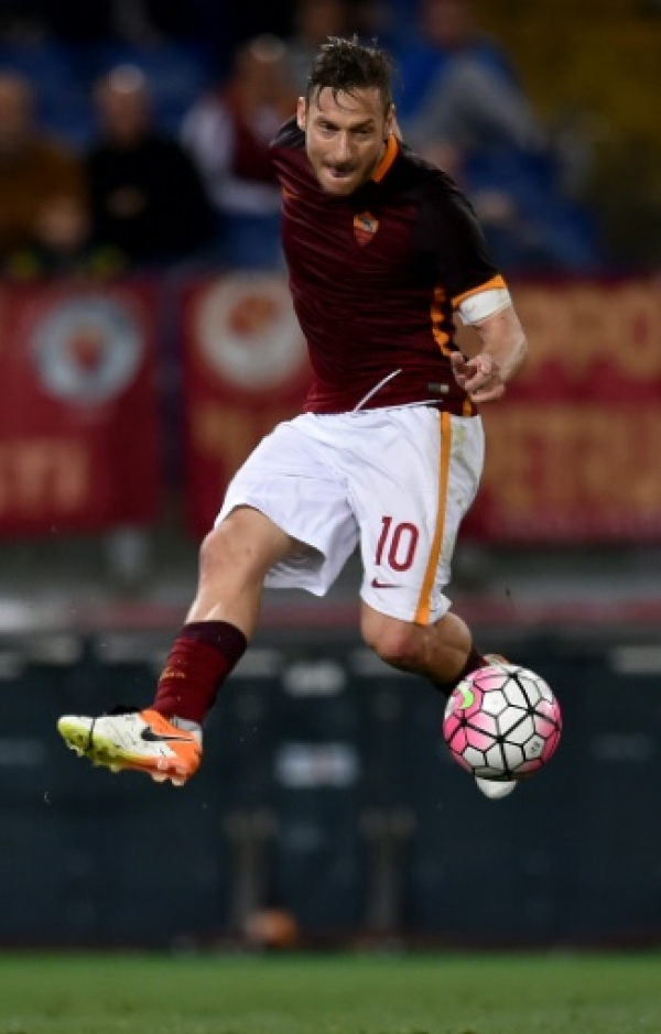 Roma's forward from Italy Francesco Totti controls the ball during the Italian Serie A football match Roma vs Bologna on April 11, 2016 at Olympic stadium in Rome.