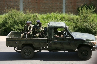 (Dez/2015) Militares patrulham Bujumbura