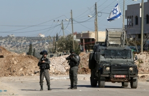 Guardas fronteiri&ccedil;os de Israel montam guarda durante confrontos com jovens palestinos em Qabatiya, norte da Cisjord&acirc;nia ocupada