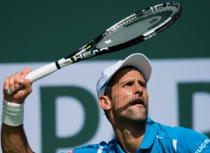 Djokovic saca na partida contra Nadal, em 19 de mar&ccedil;o, em Indian Wells