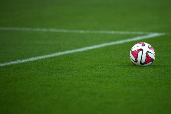 O meia Samir Carruthers, do Milton Keynes Dons, time da segunda divis&atilde;o inglesa, foi suspenso por um jogo e multado pelo seu clube por conta de uma foto na qual aparece urinando em p&uacute;blico durante uma corrida h&iacute;pica