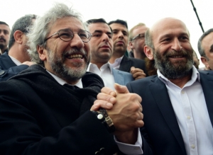 Os jornalistas Can Dundar (E) e Erdem Gul d&atilde;o as m&atilde;os antes do julgamento realizado em Istambul, Turquia, no dia 25 de mar&ccedil;o de 2016