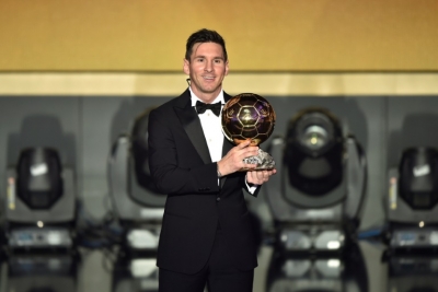 Lionel Messi posa com a Bola de Ouro da Fifa, em Zurique, no dia 11 de janeiro de 2016