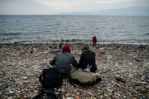 Aos menos 33 migrantes, incluindo v&aacute;rias crian&ccedil;as, morreram neste s&aacute;bado em um novo naufr&aacute;gio no Mar Egeu ap&oacute;s o naufr&aacute;gio do barco em que estavam na tentativa de chegar &agrave; costa grega, anunciou a guarda costeira turca.