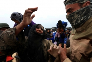 AAmontoados na traseira de caminh&otilde;es e ve&iacute;culos de todos os tipos, milhares de iraquianos fugiam neste domingo dos combates na prov&iacute;ncia de N&iacute;nive, onde as for&ccedil;as do governo abriram com seus aliados uma nova frente contra os extremistas do grupo Estado Isl&acirc;mico (EI).
