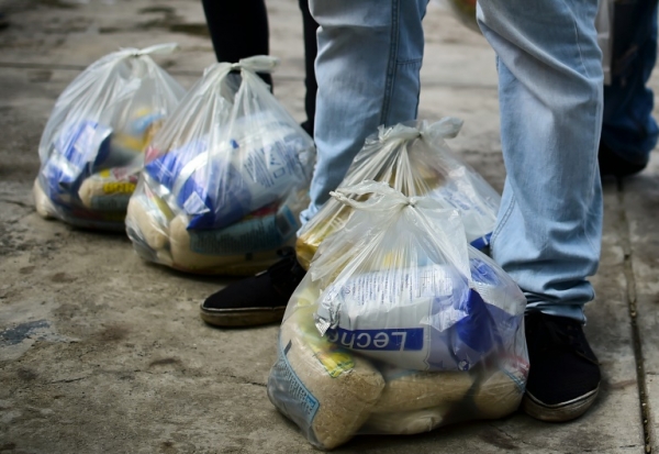 Cestas b&aacute;sicas s&atilde;o distribu&iacute;das em uma comunidade carente, em Caracas, no dia 4 de junho de 2016
