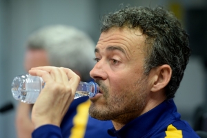 (Arquivo) Luis Enrique bebe &aacute;gua durante uma entrevista coletiva, em 13 de fevereiro, em Barcelona