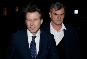 Sebastian Coe (E), presidente da Federa&ccedil;&atilde;o Internacional de Atletismo (IAFF), e Nick Davies (D), seu bra&ccedil;o direito, em Londres, no dia 9 de novembro de 2015