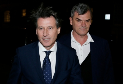 Sebastian Coe (E), presidente da Federa&ccedil;&atilde;o Internacional de Atletismo (IAFF), e Nick Davies (D), seu bra&ccedil;o direito, em Londres, no dia 9 de novembro de 2015