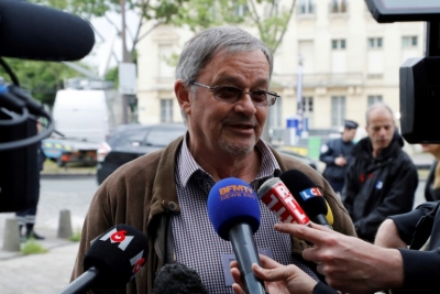 Jean-Fran&ccedil;ois Mondeguer, pai de uma jovem que morreu no restaurante La Belle Equipe, fala com a imprensa, em Paris, no dia 24 de maio de 2016