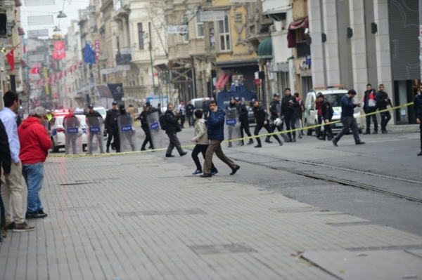 Policiais cercam local de atentado, em Istambul, no dia 19 de mar&ccedil;o de 2016