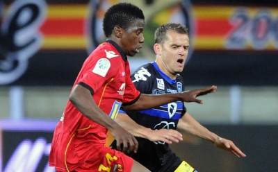 (Arquivo) O volante camaron&ecirc;s Patrick Ekeng (E) e o franc&ecirc;s Jerome Rothen disputam a bola em Le Mans, Fran&ccedil;a, no dia 4 de maio de 2012