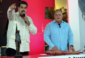 O presidente venezuelano, Nicol&aacute;s Maduro (E), e o deputado Diosdado Cabello, em Caracas, no dia 6 de abril de 2016