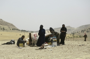 Fam&iacute;lias s&iacute;rias s&atilde;o vistas no entorno de Manbij, no dia 4 de junho de 2016