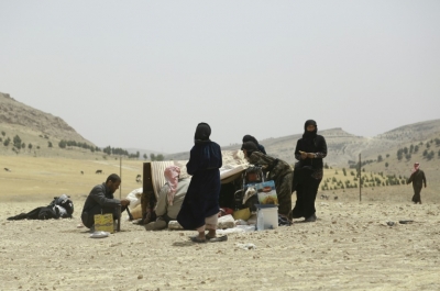 Fam&iacute;lias s&iacute;rias s&atilde;o vistas no entorno de Manbij, no dia 4 de junho de 2016