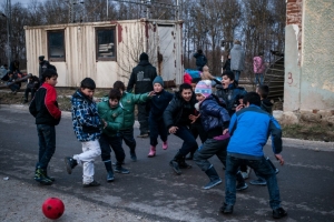 Crian&ccedil;as migrantes jogam futebol na fronteira entre a Maced&ocirc;nia e a S&eacute;rvia
