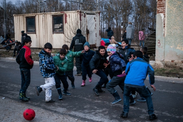 Crian&ccedil;as migrantes jogam futebol na fronteira entre a Maced&ocirc;nia e a S&eacute;rvia