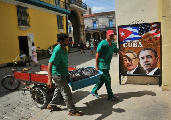 Um cartaz com a foto do presidente americano, Barack Obama, e do presidente cubano, Ra&uacute;l Castro, &eacute; visto em Havana, no dia 17 de mar&ccedil;o de 2016