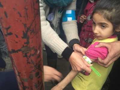 (Janeiro) Funcion&aacute;ria do Unicef mede o bra&ccedil;o de uma crian&ccedil;a desnutrida na cidade s&iacute;ria de Madaya