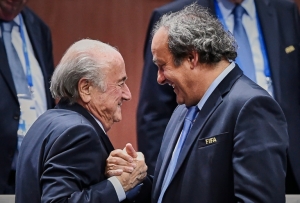 (Arquivo) Os dirigentes Joseph Blatter (E) e Michel Platini apertam as m&atilde;os ap&oacute;s a reelei&ccedil;&atilde;o de Platini para a presid&ecirc;ncia da Fifa, em Zurique, no dia 29 de maio de 2015