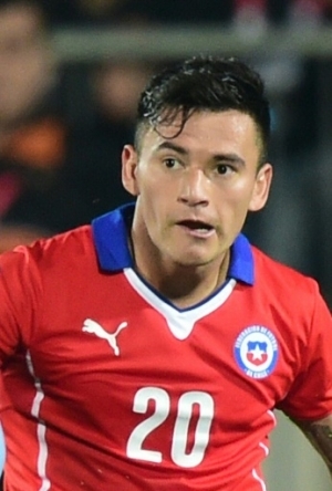 Chile's midfielder Charles Aranguiz (R) kicks the ball marked by Uruguay's forward Abel Hernandez during their 2015 Copa America football championship quarterfinal match, in Santiago, on June 24, 2015. AFP PHOTO / MARTIN BERNETTI