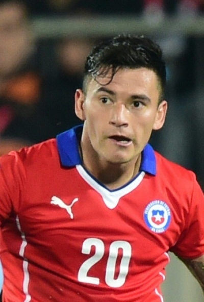 Chile's midfielder Charles Aranguiz (R) kicks the ball marked by Uruguay's forward Abel Hernandez during their 2015 Copa America football championship quarterfinal match, in Santiago, on June 24, 2015. AFP PHOTO / MARTIN BERNETTI
