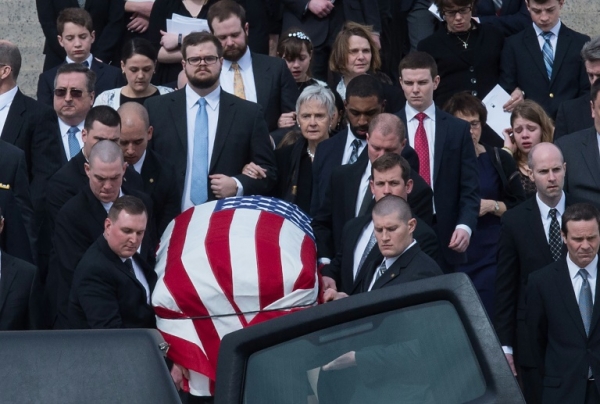 Maureen McCarthy Scalia (C), vi&uacute;va do juiz Antonin Scalia, segue o cortejo f&uacute;nebre do marido, na bas&iacute;lica da Imaculada Concei&ccedil;&atilde;o, em Washington